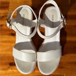 Vicki Vicki Women's Cream Wedge Sandals